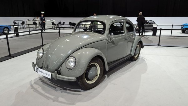 Това е самото начало на легендарния "бръмбар" (или костенурка, както наричахме тази кола навремето в България). Конкретният автомобил е произведен през 1947, има рядкото раздвоено задно стъкло и първоначално е бил собственост на швейцарската армия. 
