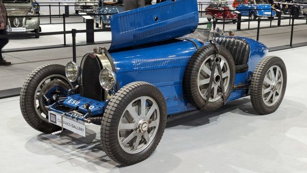 През 30-те години това е върховният състезателен автомобил. Конкретната бройка е собственост на легендарната състезателка Ел Найс (Мариет Елен Дьолангл), която през 1929 отчита средна скорост от 199.7 км/ч на прочутото трасе в Монтлери. По.късно автомобилът е снабден с двигателя от по-късното Type 51C - 2.3-литров редови 8-цилиндров агрегат с компресор, който позволява максимална скорост 230 км/ч. 
