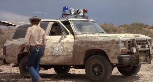 "Самотният вълк Маккуейд" (1983) беше един от първите филми, които донесоха слава на американския експерт по карате. Главният герой, изигран от Норис, караше Dodge Ramcharger с 5.9-литров V8 компресорен двигател.