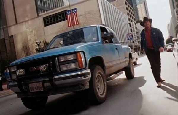 Актьорът придоби огромна популярност с ролята на Кордел Уокър в сериала "Уокър: Tексаският рейнджър", който се излъчваше по CBC от 1993 до 2001. В първия сезон главният герой караше GMC Sierra 1500 Club Coupe Sportside от 1992 с повдигнато окачване и прочутия 5.7-литров V8 на Chevrolet.

