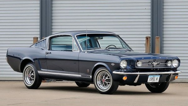 Що се отнася до личните предпочитания на Норис, любимият му автомобил беше класически muscle-car Ford Mustang, който e и първата кола на актьора в края на 60-те.