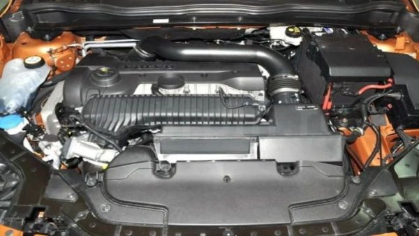 Volvo знае как да създава надеждни и издръжливи двигатели с турбокомпресор и двулитровият B5204T8 го доказва. Този редови петцилиндров двигател с алуминиев блок, фазорегулатори на двата вала и турбокомпресор BorgWarner K03, произвежда 180 к.с. и 300 Нм.

Ресурсът му е отличен - средно около 270 000 км, а при внимателна експлоатация дори по-дълъг. Основната му слабост е склонността към прегряване поради плътния радиаторен пакет, който бързо се запушва, така че превантивното почистване е от съществено значение.
