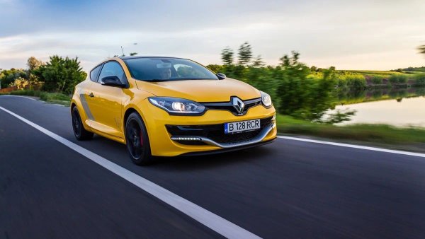 Дизайнът е базиран на здрав чугунен цилиндров блок, алуминиева глава, хидравлични повдигачи и надеждно задвижване с ангренажен ремък. До 200 000 км пробег, двигателят обикновено изисква само планова поддръжка.

Турбокомпресорът Mitsubishi TD04 също лесно постига този пробег. Като цяло, експлоатационният живот на F4Rt преди основен ремонт достига приблизително 350 000 км. Срещу това той изисква само внимателна поддръжка - да се следи електрическата система, сензорите и евентуални течове на масло.
