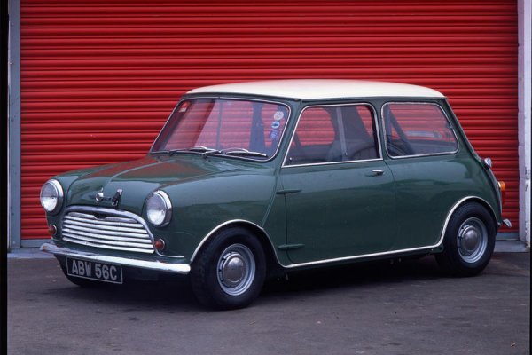 Трябва обаче да признаем, че в предишните две изречения са събрани представители на едно интересно малцинство, мнозинството автомобилисти одобряват съвременната версия на Mini.