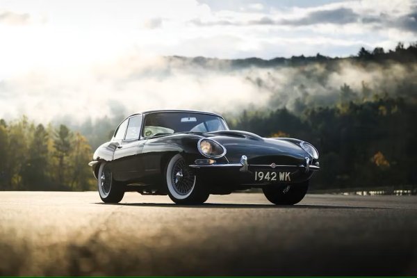 Плюсове: Просто го погледнете. Истинско удоволствие от шофирането. Все още кара сърцата да пулсират, където и да отидете с него.

Минуси: Тесен за по-високи хора. Салонът става горещ. Значително много и стара британска техника, натъпкана в малко пространство.

Ценови диапазон в момента - от 60 300 до 260 000 долара
