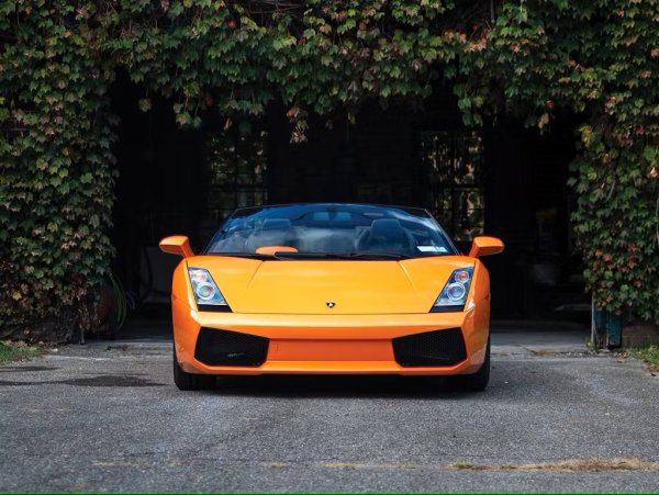 Плюсове: Напълно модерен, но въпреки това си е Lamborghini. Ревът на онзи V10 отзад. Без турбо. Невероятна динамика дори по съвременните стандарти.

Минуси: Ръководствата за употреба са редки като кокоши зъби. Поддръжката не е евтина и Господ да ви е на помощ, ако нещо наистина се счупи. Не е за тези, които искат да карат с круизна скорост.

Ценови диапазон в момента - от 94 200 до 206 400 долара
