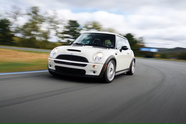 Плюсове: Пристрастяващите шумове от турбокомпресора изобилстват дори в града. Нетърпеливо шаси. Може да се модифицира. Отличен дизайн отвътре и отвън.

Минуси: Ако не се полагат грижи, ще си имате проблеми. Ремонтът и поддръжката ще ви изненадат. Човек малко се обърква в салона.

Ценови диапазон в момента - от 6200 до 16 200 долара
