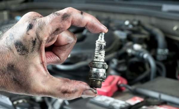 Дори термоустойчивата хром-никелова сплав постепенно "изгаря" в резултат на електрическа ерозия. От това се деформира искровата междина и представянето на свещта се влошава. Затова при производството на електроди производителите започват да използват метали от платиновата група като иридий (точка на топене 2447&deg;C) и платина (1769&deg;C), а също и итрий от групата на редките земни елементи (1522&deg;C).