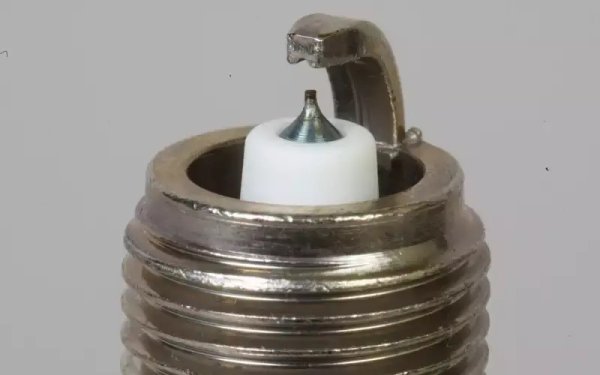 На пръв поглед един толкова малък електрод като в първия сценарий (обикновено с дебелина около 0.4 мм), не излежда много надеждно решение. Но всъщност е изключително издръжлив - подобни свещи често могат да надживеят самия автомобил. И да ви спестят внушителна сума пари за гориво. 
На снимката е Bosch Platinum WR7DP с електрод от платина, който не стърчи навън и следователно не пречи на разпространението на фронта на пламъка.
