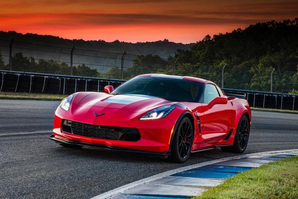 През 1931 г. Стивън Кистлър получава аерогел - хелиев материал, в който течната фаза е заменена с газообразна фаза. Впоследствие се оказало, че аерогелът има висока якост, отлични топлоизолационни свойства и най-важното - лекота. Следователно материалът започва да се използва в авиокосмическата индустрия, а по-късно ... и в настоящия Corvette, като топлоизолатор. Но като цяло, в автомобилната индустрия аерогелът все още е рядкост.