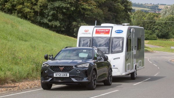 Спортната пряка марка на Seat има редица модели, които ще се теглят удобно, включително колата, с която започна всичко: Ateca. Този компактен кросоувър разполага със задвижване на четирите колела и 2,0-литров четирицилиндров бензинов двигател с 296 к.с., за да се справи с 2100 кг.  На свой ред, комбито Leon Estate тегли до 2000 кг.