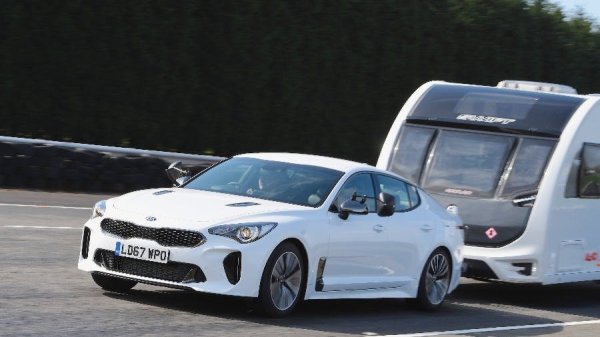 Контрастите между двата модела на Kia в този списък са огромни. Старата школа е представена от Stinger GT-S с неговия 3,3-литров V6 с турбокомпресор и задвижване на задните колела, който развива 370 к.с. и може да тегли 1000 кг. В същото време електрическият EV GT6 с 585 к.с. се справя с 1800 кг.