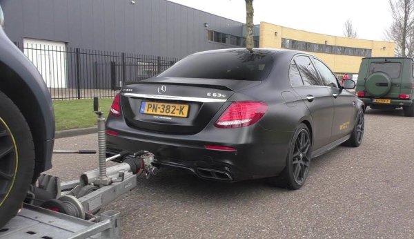 Напълно очаквано, AMG-моделите са тези, които доминират в списъка на колите на Mercedes, които се справят с тегленето. Четирицилиндровите A35, A45, CLA 35, CLA 45, GLA 35, GLA 45 и GLB 35, оборудвани със система за задвижване на четирите колела 4Matic, са доста убедителни. Моделите с обозначение A35 с 2,0-литров турбомотор с 310 к.с. теглят до 1500 кг. 

За тези, които търсят традиционен седан или универсално комби, има E53 0 комби с 431 к.с., и E 63 S - комби с 612 к.с., които успяват да теглят респектиращите 1900 кг, въпреки че с тях трудно ще развият 100 км/ч от място за 3,4 секунди.