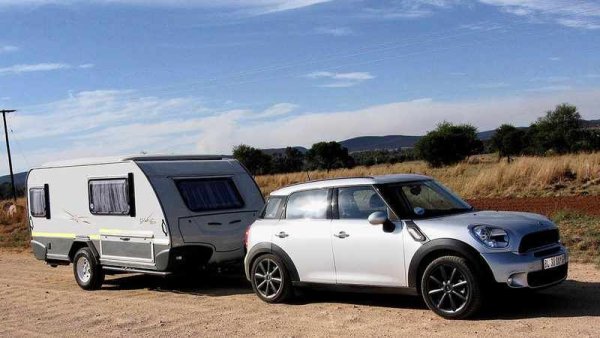 Може да е специалист по малки автомобили, но Mini разполага с няколко бързи коли, които също се представят добре при теглене. Версиите John Cooper Works на Clubman и Countryman разполагат с 2,0-литров двигател с турбокомпресор, развиващ 306 к.с. и задвижване на четирите колела. Първият може да тегли 1500 кг, а вторият - 1800 кг. 