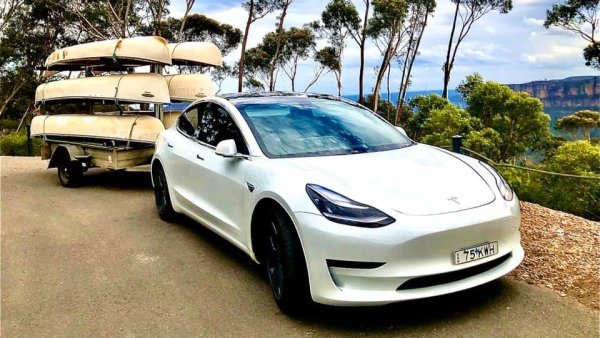 Докато стандартната версия и версията Long Range на Tesla Model 3 могат да теглят до 1000 кг, версията Rapid Performance в момента не е хомологирана за теглене на ремарке от какъвто и да е вид. При кросоувъра Modl Y Plaid с три електромотора показателят е 2250 кг.