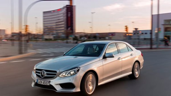 Серията W212 E се предлагаше с 2,1-литров BlueTec twin-turbo дизелов двигател, като седан моделът за първи път беше пуснат на пазара през 2009. Моделът 250 е ефективен и мощен, но да го наречем &bdquo;спортен&rdquo; би било преувеличено, тъй като му трябват почти осем секунди, за да достигне 100 км/ч.

От 2009 до 2016 E Class никога не е получавала оценка по-ниска оценка за качество и надеждност. CarComplaints показва, че моделът от 2016 няма нито една жалба, докато този от 2014 има 24, като по-голямата част от тях са свързани с интериорни екстри.
