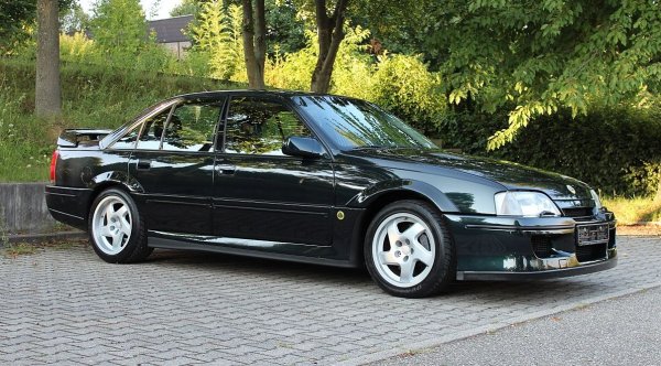 Първият сериозен проект на Ло e Lotus Carlton - британската спортна лимузина с 382 коня, базирана върху тогавашния Opel Omega. "Времето в Lotus при Питър Стивънс, моя пръв учител, бе изключително важно. За две години при него научих всичко за дизайна", разказва Ло пред "КОЛЕЛА". 
