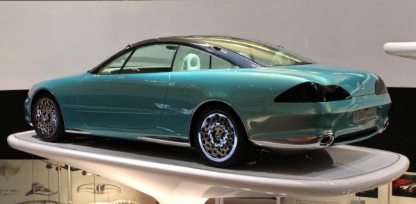 Първата работа на Ло в Mercedes е върху ефектния концепт F200, представен през 1995 и послужил после за основа на бъдещата S-класа и на CL.
