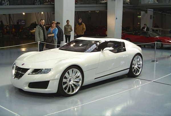 Плановете на GM за възраждането на шведската Saab са оповестени чрез този концептуален модел, представен през 2006. Дизайнът на Ло е една от сензациите на годината и до днес е цитиран като един от най-запомнящите се концепти. Кредитната криза през 2007-2008 обаче слага точка и на плановете на GM, и на марката Saab като цяло. 
