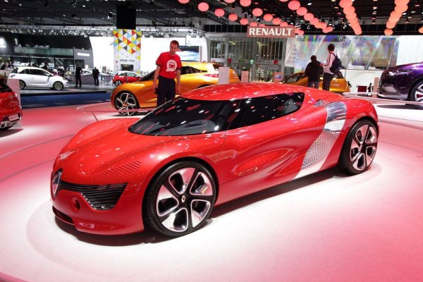 Първата работа на Ло след преминаването в Renault е по поредицата концептуални модели, очертали изцяло новия дизайнерски език на компанията. Спортният Dezir е един от тях, представен в Париж през 2010.
