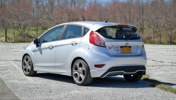 Последната "наточена" Fiesta е вече на осем години, което значи, че най-ранните бройки с по-голям километраж вече са под петцифрената граница. ST e eдин от най-забавните съвременни хот хечове. Но внимавайте в каква кондиция е. 
