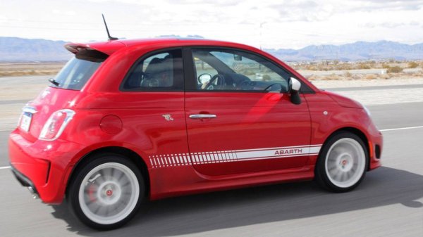 Удивителното дълголетие на модела 500 се отнася и до спортната му версия - тя все още се продава като нов автомобил в шоурумите, но можете да я намерите и на солидна възраст на вторичния пазар. Изключително забавен малък автомобил, чиито по-ранни версии са с 1.4-литров мотор с турбокомпресор IHI и 135 коня мощност. Повярвайте, предостатъчни са. 
