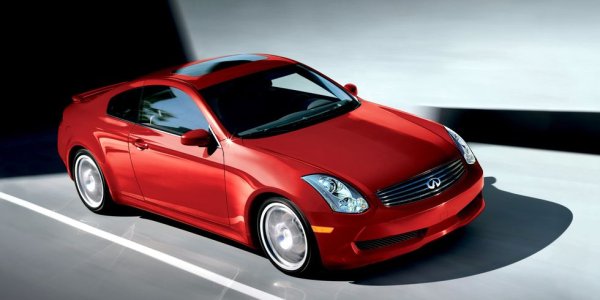 Купе версията на G35 отдавна вече не е в първа младост - производството започна през 2003 и спря през 2007, преди петнайсет години. Но благодарение на това цените вече са забележимо под 10,000 евро, а в същото време дизайнът си остава все така интересен. Под капака е 3.5-литров V6. 
