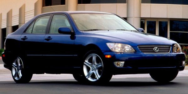 Eдна малко по-скучна и невдъхновяваща, но пък вероятно по-надеждна алтернатива на BMW Серия 3. Консервативният дизайн обаче не значи, че IS е бавен. 215-те му коня осигуряват достатъчно динамика, а управлението е отлично. 
