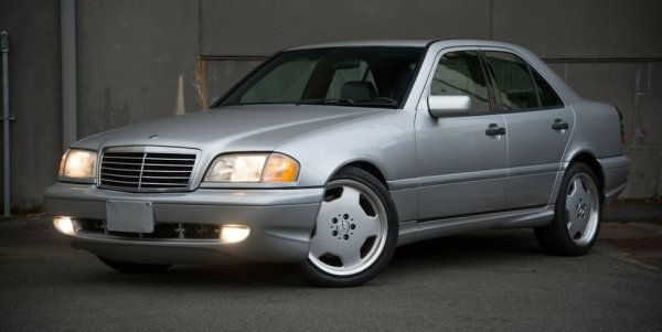 Поколението W202 на С-класата е вече на преклонна възраст и по-плебейските му варианти се продават по Дупница и Горубляне доста евтино. Но C 43 AMG е нещо друго. При него под капака е един от най-добрите двигатели на Mercedes - 4.3-литров V8 с 306 конски сили и 410 нютонметра максимален въртящ момент. 
