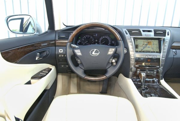 Lexus LS600h, интериорът от близо
