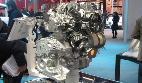 Конструкцията е позната: чугунен цилиндров блок, алуминиева глава с 16 клапана с хидравлични повдигачи. За разлика обаче от 1.5 dCi, тук има не ангренажен ремък, а верига. Както стана дума, има версии с единично и с двойно турбо. Най-сериозният дефект при този мотор се проявява основно при битурбо вариантите: при тях се стига до цепнатини в цилиндровия блок, от които маслото тихомълком изтича навън, и може да се смеси с антифриза. Заради този проблем през 2019 имаше мащабна сервизна акция в Европа, с гаранционна смяна на целия двигател. След това блокът бе допълнително укрепен (той е отбелязан с код E4E4 или D4D4). 
