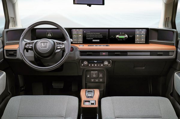 Малкият електрически автомобил съчетава нео-ретро стил с много футуристични и технологични решения, като камери вместо огледала, например. Що се отнася до смяната на предавките, тя е много проста. Водачът може да избира само напред или назад.