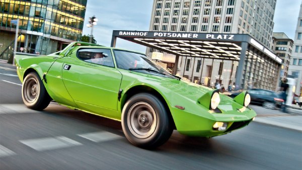 Ferrari не искаше да достави своя алуминиев V6 двигател на Lancia в началото, защото Stratos се смяташе за съперник на Dino 246. Накрая обаче Енцо Ферари отстъпи.
Така с 2,4-литровия Dino V6 мотор този култов модел на Lancia взе две титли от Световния рали шампионат. Докато успехът в моторните спортове спечели на марката много слава, шосейната версия се оказа трудна за продажба. Така бяха произведени общо само 500 автомобила Stratos. Някои дори седяха в шоурумите по пет години.