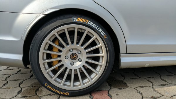 Строго погледнато, това не е кой знае каква новост, макар че специално създадените за дрифт гуми си заслужават вниманието. Но е подходящ финал за един много интересен ден. 
