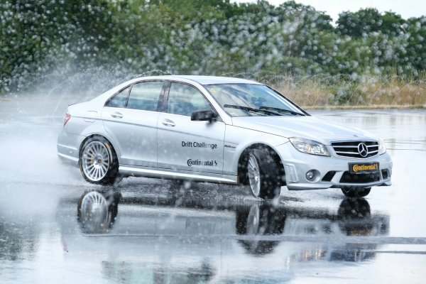 А освен това е и доказателство, че каквито и нови технологии да се появят, чистата радост от автомобила ще си остане. 

