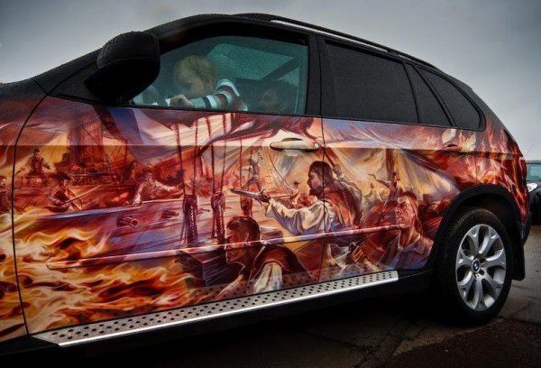 Снимки от фестивала "AEROграфии", който се провежда ежегодишно в Санкт Петербург. На него могат да се видят едни от най-интересните, изрисувани автомобили в Русия.