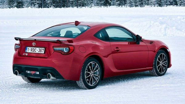 Съвместната разработка на Toyota и Subaru, получила прякора Toyobaru, също е сред "истинските" спортни автомобили, които могат да доставят тръпка при шофиране без много стотици "коне" под капака. Макар че и двата варианта на двувратката са в тази галерия, ще започнем с Toyota GT86. Този модел е оборудван с боксерен 4-цилиндров атмосферен двигател, който развива 200 коня и работи в съчетание с 6-степенна механична скоростна кутия. Като алтернатива се предлага и 6-степенен автоматик.