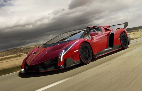 Lamborghini построи Veneno, за да отбележи своята 50-та годишнина. Базиран на Aventador LP700-4, Veneno разполага с 6,5-литров V-12 двигател, произвеждащ 740 к.с. Агресивният екстериор на автомобила напомня за Lambo от миналото. Например арките на калниците напомнят на Countach на Марчело Гандини, а задните светлини се отличават с Y-образни елементи, вездесъщи при Aventador.
