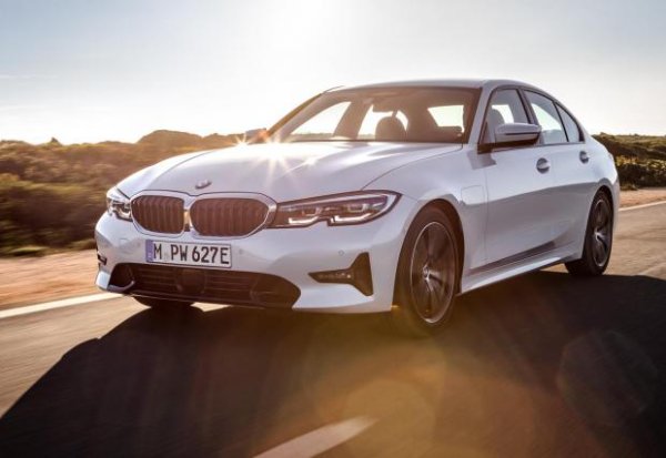 330e plug-in хибрид е най-тихият член на тази група BMW, новсе пак е забавен. Неговото задвижване на задните колела (или задвижване на четирите колела, ако изберете версия xDrive) предлага яко шофиране. 2,0-литров бензинов двигател и електрически мотор произвеждат общо 288 к.с.  за впечатляващото ускорение до стотака от само 5,2 сек. Съперникът Mercedes-Benz C300e е едновременно по-бавен и по-малко забавен за шофиране.

Преминете към електрически режим и при условие, че имате пълна батерия, официално разполагате с 60 километра на ток. Повече от Volkswagen Golf GTE. И когато двигателят на 330e най-накрая трябва да заработи на бензин, той го прави по плавен и изискан начин.

Интериорът е изпипан. Това, което наистина го отличава от конкурентите му вътре обаче, е неговата водеща в класа информационно-развлекателна система. Тя е лесно за използване, подпомогнато от удобен въртящ се контролер между предните седалки.

&bdquo;Тройката&ldquo; е по-просторна отвътре от C300e или Volvo S60 Recharge , с повече пространство за главата и краката на задните седалки. Облегалките на седалките се разделят в съотношение 40/20/40 и това улеснява товаренето на по-големи предмети в багажника, който и без това е обемист.

Колите от 2022 година обикновено садвойнопо-евтини от новите си събратя. Което ги прави по-изгодни от C300e и Volvo XC90 Recharge (вярно, по-голям). Препоръчваме M Sport ниво на оборудване (защото е най-често срещано), но се опитайте да потърсите кола, която има опционалния Pro Pack. Той носи адаптивно окачване, което прави пътуването по-ефективно в режим на шофиране Comfort.
