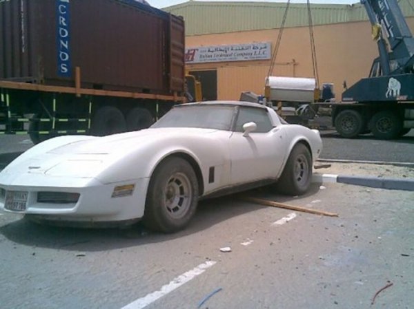 Изоставени по улиците на Дубай автомобили 