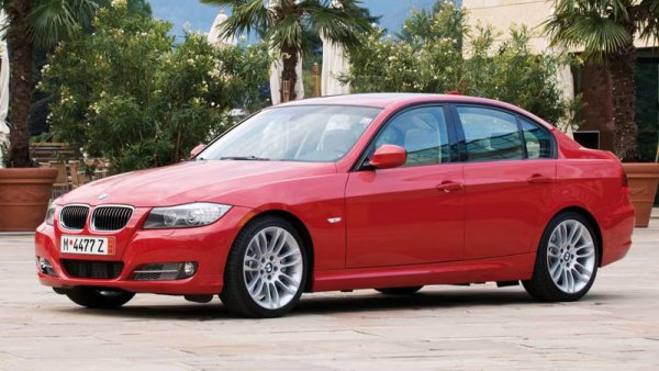 BMW Серия 3 от 2008 г. има разход на гориво, оценен от NEDC, от 6.7/100 комбиниран, с невероятните 5.3/100 на магистралата, което го прави един от най-икономичните седани на своето време за дълги пътувания. Турбодизеловият двигател с 265 к.с. също не отстъпва по отношение на производителността, с ускорение от 0 до 100 за 6 секунди.

Дизеловите модели бяха налични като част от шестото поколение на Серия 3, но поколението F30 ще донесе със себе си няколко хибридни модела - ActiveHybrid 3 с шестцилиндров двигател с 335 к.с. и 330e iPerformance с четирицилиндров двигател с 248 к.с. Макар революцията в електрификацията да не беше в разгара си по това време, към средата на 2010-те години ставаше все по-ясно, че хибридите ще поемат водещата роля при седаните с нисък разход на гориво.
