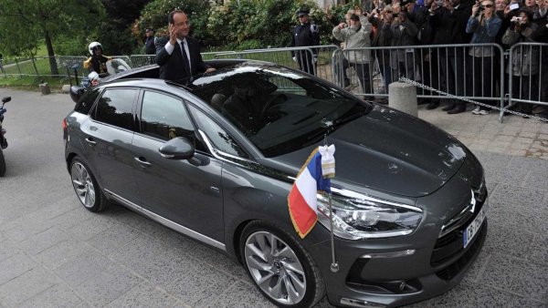 Наследникът на Саркози - Франсоа Оланд избира хибридния модел на тогава още предлагания под марката Citro&euml;n DS5. Това, всъщност, бил единственият модел през 2012 година, който да отговаря на следните изисквания: да е създаден и произведен във Франция и да има хибридна моторизация. Това трябвало да олицетвори амбициите на страната към "зеления" транспорт.