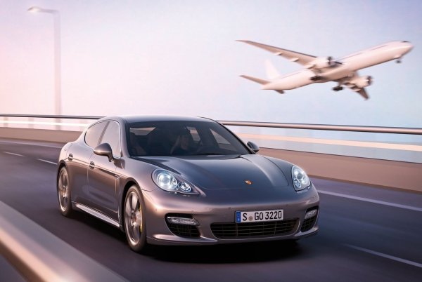 Първият &bdquo;спортен автомобил с четири врати&ldquo; от Porsche. Оборудван с 4,8-литров туин-турбо V8 (550 к.с., 800 Нм), задвижване на четирите колела и 7-степенна PDK роботизирана скоростна кутия.  Ускорението отнема 3,3 секунди, максималната скорост е 307 км / ч.