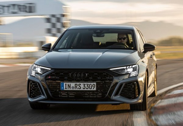 Малък, но много бърз седан с уникален 5-цилиндров турбо двигател 2,5 литра (401 к.с., 500 Нм). Системата Quattro осигурява перфектно сцепление, ускорението до 100 км/ч е 3,3 секунди, а максималната скорост е ограничена до 255 км/ч.