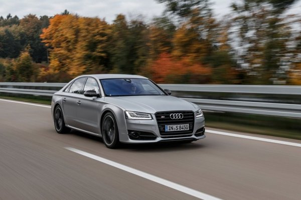 Луксозен бизнес седан, който се превърна в &bdquo;стероидната&ldquo; версия на S8. Под капака има 4,0-литров битурбо V8 с 605 к.с. и 750 Нм. Благодарение на задвижването на четирите колела &ndash; Quattro, ускорява до 100 км/ч за 3,3 секунди, с максимална скорост от 305 км/ч.