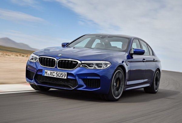 Първият M5 със задвижване на четирите колела. Неговият V8 4,4-литровият туин-турбо двигател (600 к.с., 750 Нм), съчетан с 8-степенна автоматична кутия, дава фантастично ускорение - само 2,8 секунди. В режим RWD се държи като класически спортен автомобил със задно предаване.