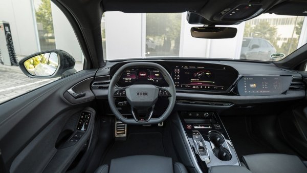 Преди покупката на автомобил от по-висок клас означаваше уникалността на интериора. През 2026 тази граница постепенно се размива. Новото поколение Audi A5 и A6 се различават значително по цена, но вътрешно са почти идентични.

Същото се случва и с Mercedes - базовият C 300 и флагманският S 550 имат практически идентични табла. Разликата в цената между тях е огромна, но усещането е сякаш седите в една и съща кола.
