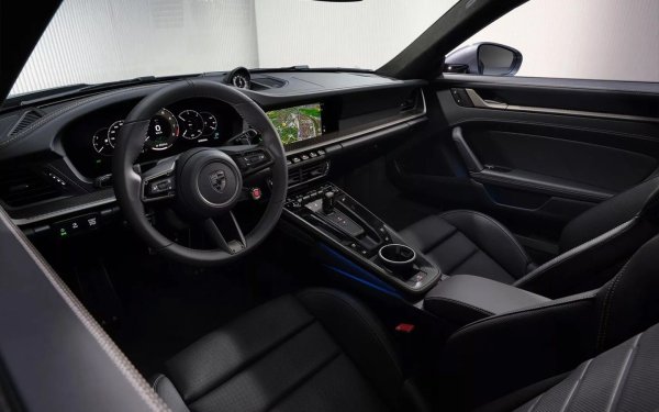 Аналоговите устройства, които определят външния вид на автомобилите от десетилетия, практически изчезват. Дори легендарният Porsche 911, символ на спортното шофиране, ще се откаже от класическите уреди в бъдещите модели.

Изследванията потвърждават, че аналоговите ръце осигуряват по-бързо и по-малко уморително възприемане на информация &ndash; средно с 280 милисекунди по-бързо от цифровите. Но в стремежа към минимализма автомобилните производители жертват тактилност, простота и визуална яснота, превръщайки таблото в дизайнерски елемент, а не във функционален инструмент.
