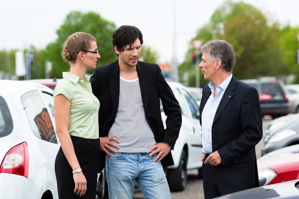 Изглежда като логичен въпрос, с който да прекъснете всички тактики на продавача и да премине към най-важното. Проблемът е, че той ви поставя в позиция, в която продавачът знае, че искате да се пазарите, дори преди да сте започнали преговори. Човекът срещу вас я наясно че фокусът ви е именно върху цената, а не върху стойността или съответствието на автомобила с вашите нужди.
