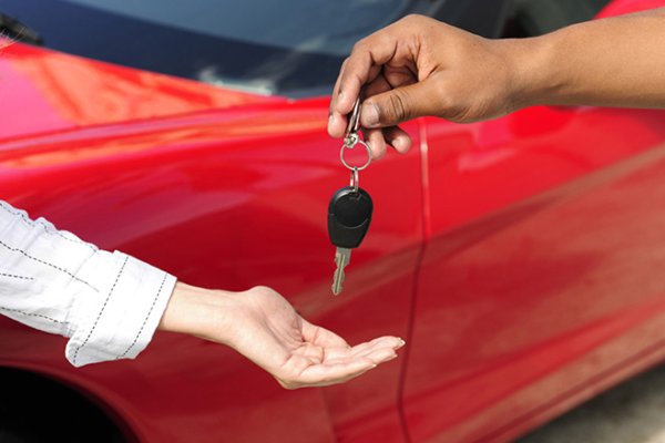 Не забравяйте, че знанието е сила, особено в автомобилно представителство. Като не задавате тези въпроси, избягвате и показването на козовете в ръката си твърде рано и поддържате силна позиция по време на преговорите.

Направете си домашното, знайте какво искате (и какво можете да си позволите) и поддържайте въпросите си стратегически и информирани. По този начин ще тръгнете от паркинга не само с нова кола, но и с удовлетворението от една добре изиграна игра.